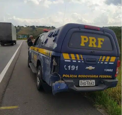 Embriagado, caminhoneiro bate em viatura da PRF e é preso na Bahia