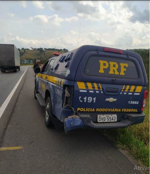 Embriagado, caminhoneiro bate em viatura da PRF e é preso na Bahia