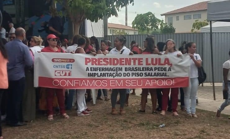 Enfermeiras protestam durante passagem de Lula por Santo Amaro