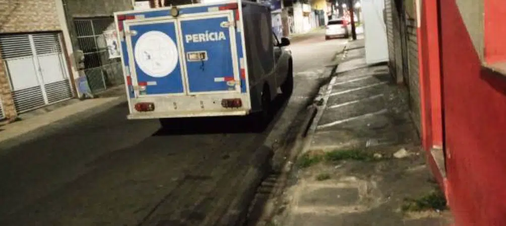 Homem é morto a tiros na calçada de restaurante em Feira de Santana