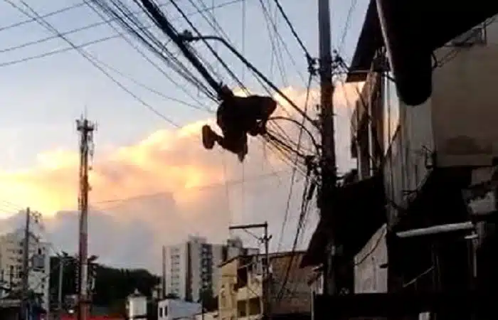 VÍDEO: Homem é flagrado furtando fios de cobre na ‘cara dura’ em Salvador
