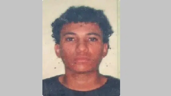 Jovem é assassinado a tiros no meio da rua onde morava