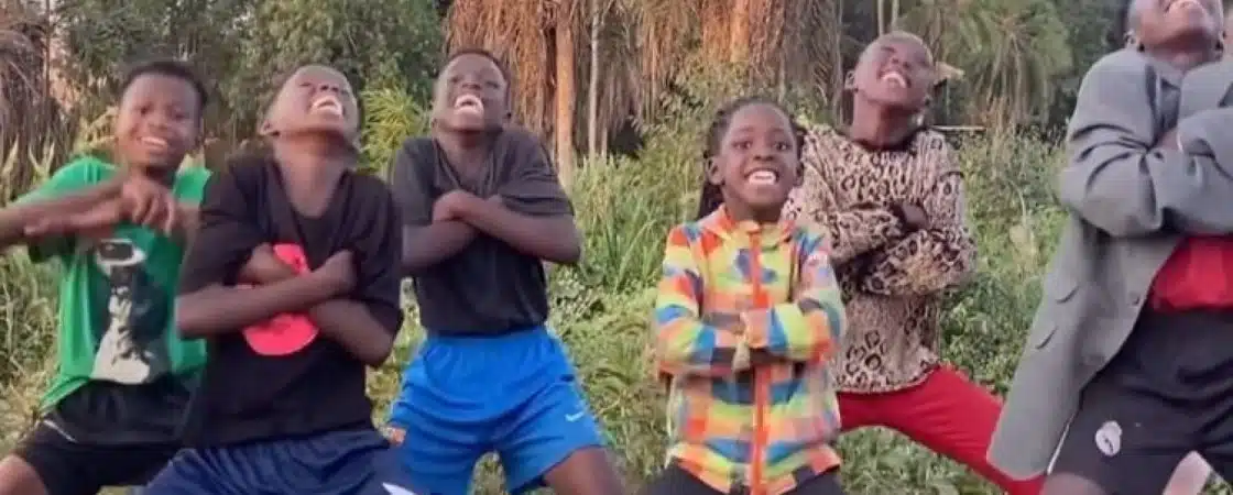 Leo Santana se emociona e compartilha vídeo de crianças de Uganda dançando ‘Zona de Perigo’; Veja