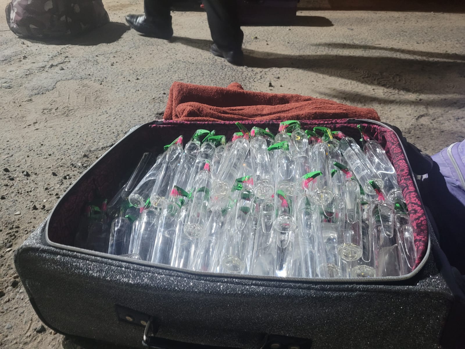 Mulher é presa e quase 200 frascos de ‘lança-perfume’ são apreendidos pela PRF