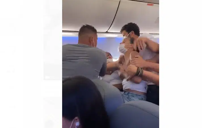 VÍDEO: Mulheres brigam dentro de avião e causam confusão generalizada