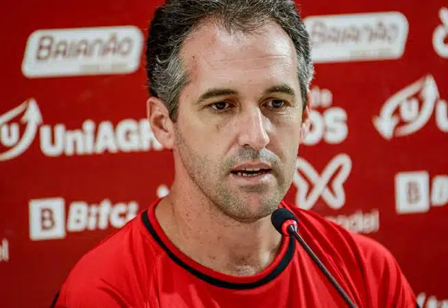 Treinador Léo Condé é apresentado no Vitória e fala em equipe “agressiva” dentro de casa