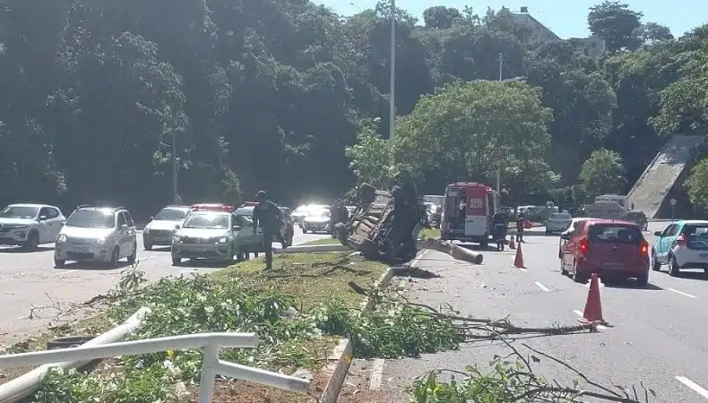 VÍDEO: Carro capota e derruba dois postes em avenida de Salvador