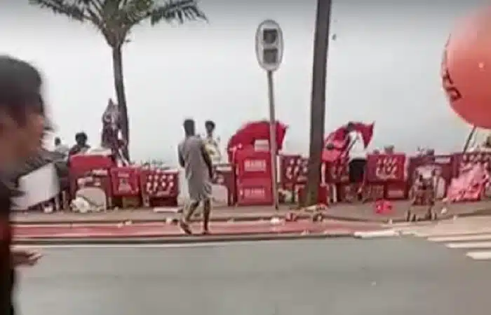VÍDEO: Ventania derruba sombreiros de ambulantes e abrigo da PM na Barra