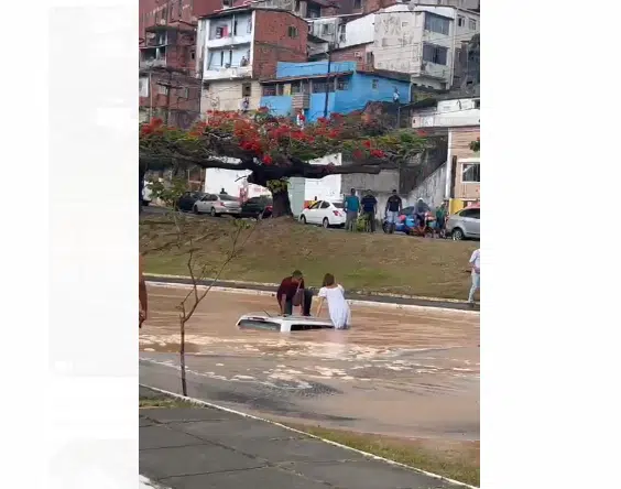 VÍDEO: Carro com casal dentro é engolido por cratera após adutora romper em Salvador