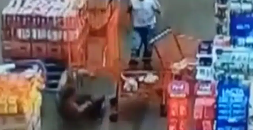 VÍDEO: Homem joga carrinho de compras em mulher dentro do supermercado