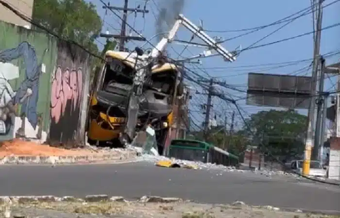 VÍDEO: Micro-ônibus bate em poste e é atingido por fogo da fiação