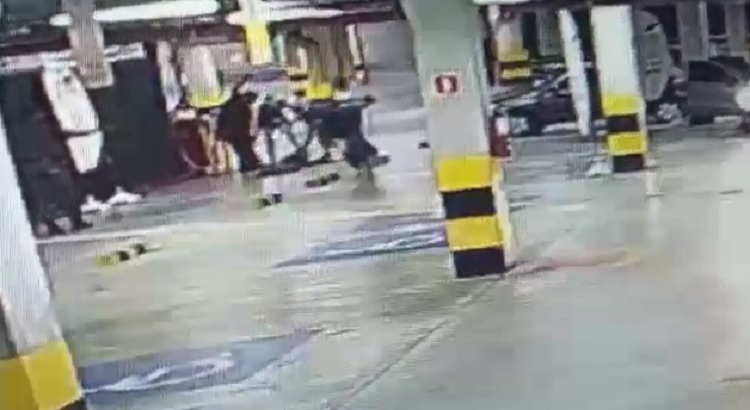 Vídeo flagra momento em que bandidos roubam arma e colete de seguranças do Atakarejo