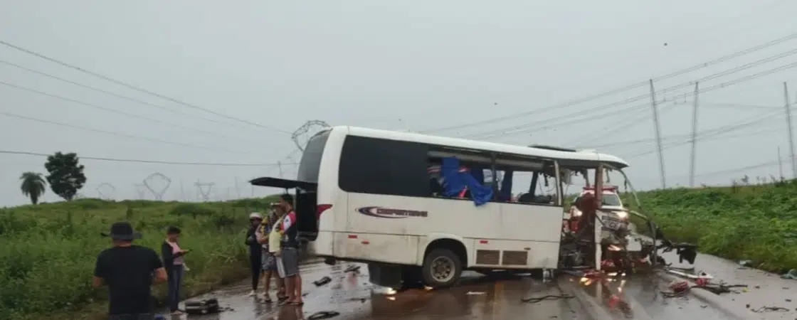 Acidente entre micro-ônibus e caminhão mata 9 pessoas