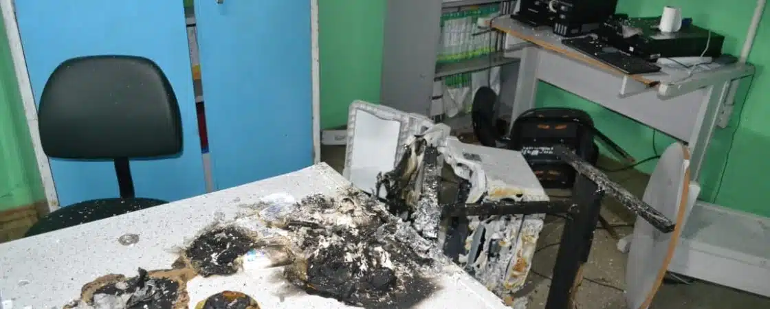 Bandidos arrombam, furtam e ateiam fogo em escola municipal de Camaçari