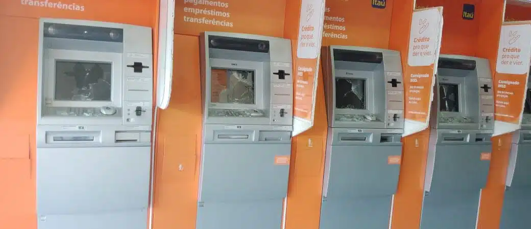 Caixas eletrônicos de banco são destruídos em Simões Filho