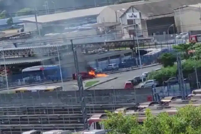 Carro pega fogo nas imediações da Estação Pirajá; ASSISTA