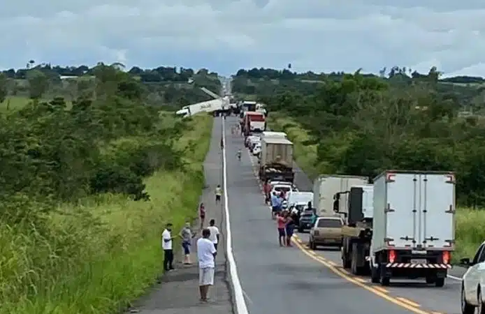 Colisão entre carro e caminhão deixa um morto na BR-101