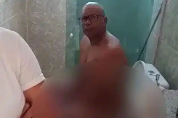 Homem condenado por estupro é preso quando usava banheiro