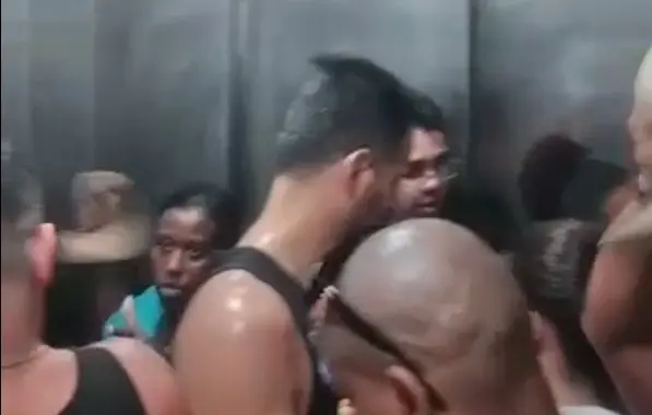 Desespero: Grupo de pessoas fica preso no Elevador Lacerda