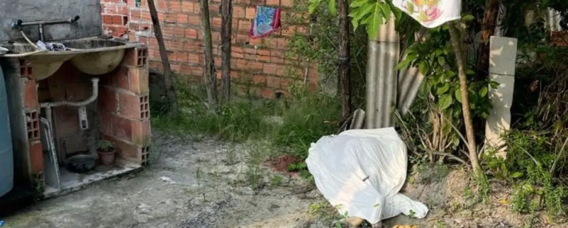 Jovem de 22 anos é encontrado morto no quintal de casa em Dias d’Ávila 
