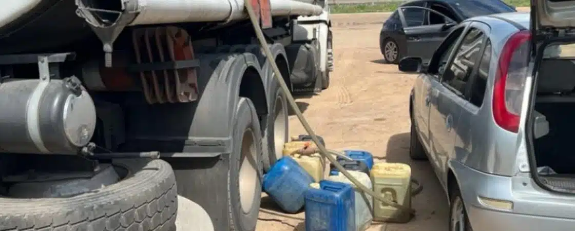Dupla é flagrada furtando combustível de caminhão em Simões Filho
