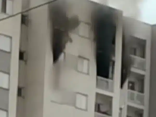 Homem cai e morre após se pendurar em janela para fugir de incêndio