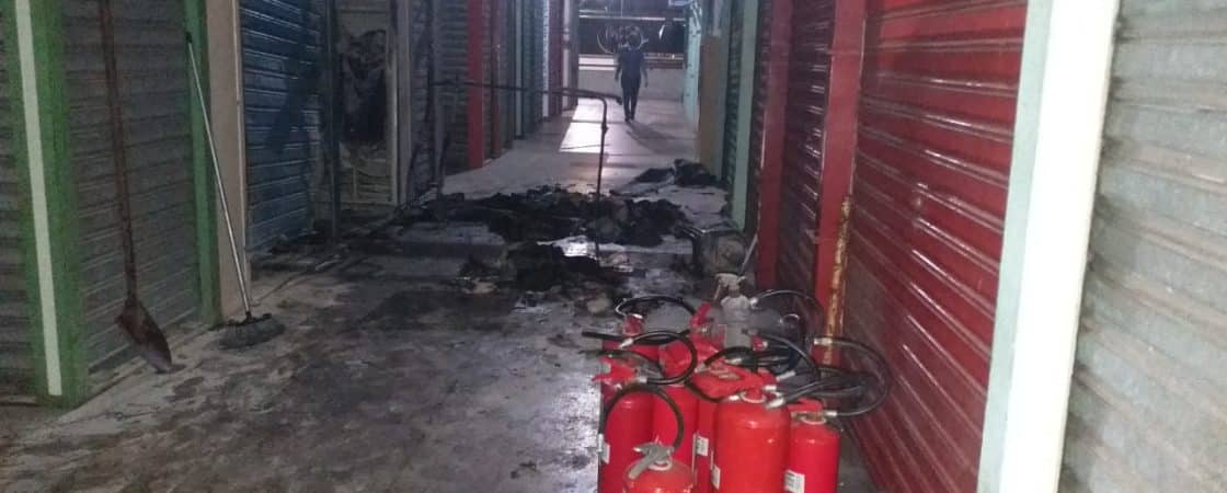 Incêndio atinge box no Centro Comercial de Camaçari