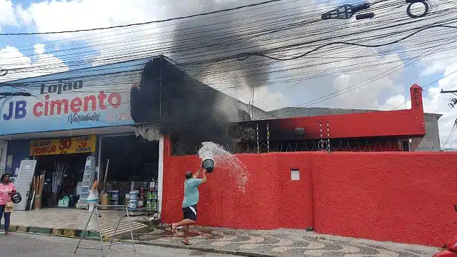 Incêndio atinge casa em Feira de Santana
