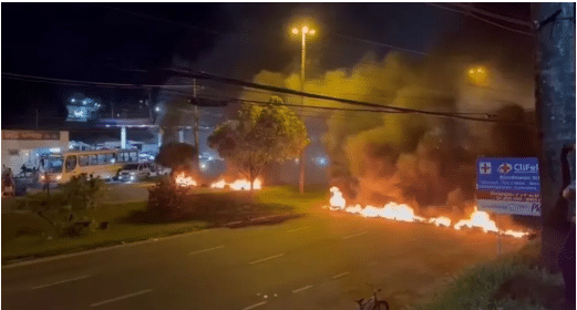 Lauro de Freitas: Marceneiro morre após ação policial e moradores fazem protesto por justiça