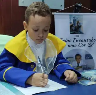 Menino de 10 anos lança livro no Boulevard Camaçari