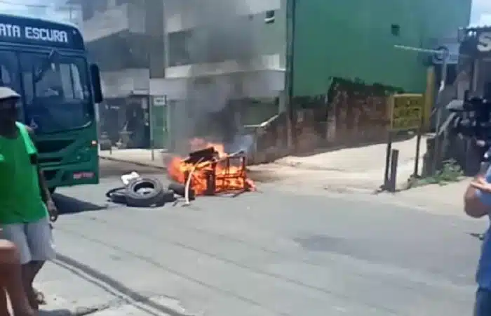 Moradores protestam em Salvador após dois homens serem baleados