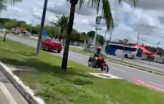 Motociclista é flagrado trafegando na contramão na avenida Jorge Amado; ASSISTA