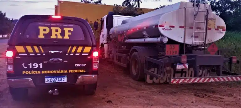 Motorista é flagrado transportando 10 mil litros de cachaça em caminhão-tanque
