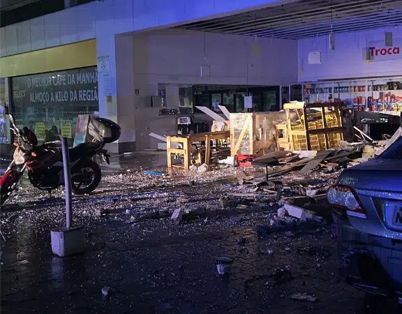 Motorista e segurança são baleados após bandidos render trabalhadores e explodir posto em Simões Filho 