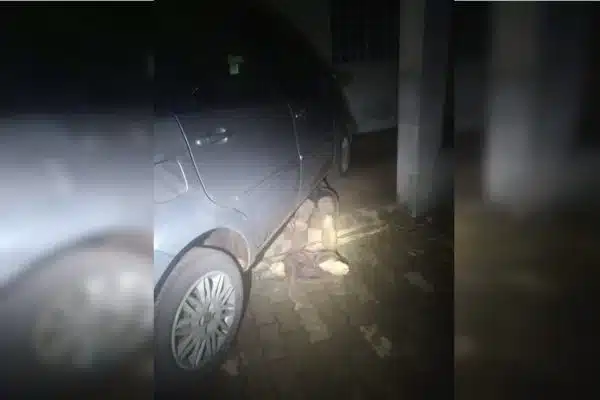 Mulher encontra corpo de homem preso debaixo de seu carro