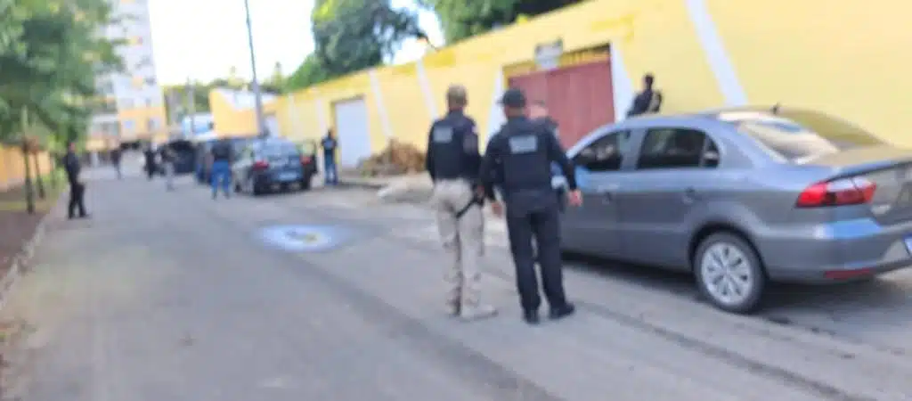 Polícia cumpre mandados na casa de ciganos e apreende fuzil e pistolas em Camaçari