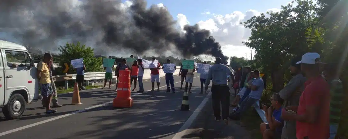 VÍDEO: Barraqueiros bloqueiam via durante protesto em Barra de Jacuípe