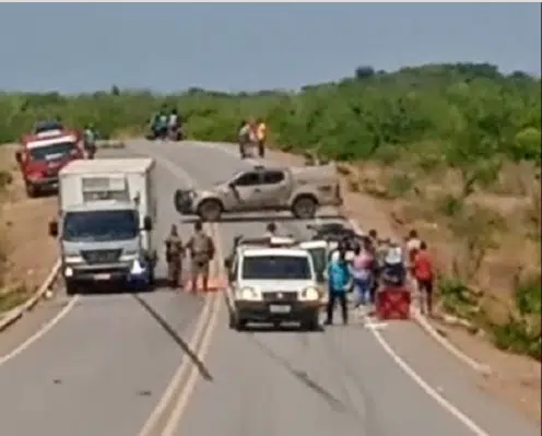 Três PMs morrem após viatura bater em cabra e se chocar com caminhão na Bahia