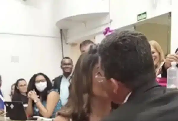 Vereador pede namorada em casamento durante sessão na Câmara