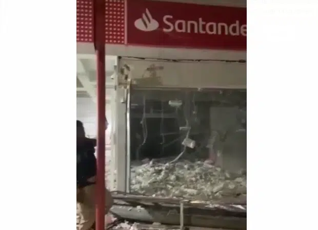 VÍDEO: Agência bancária é explodida no subúrbio de Salvador