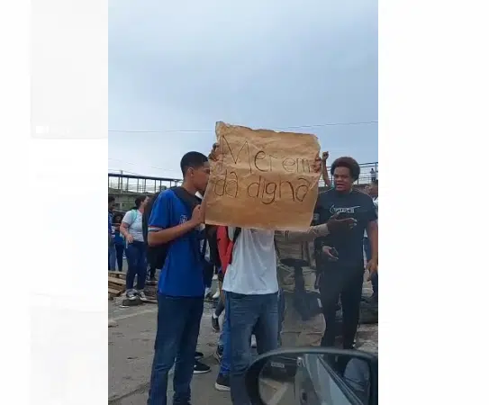 VÍDEO: Alunos da rede estadual vão às ruas protestar por “merenda digna”