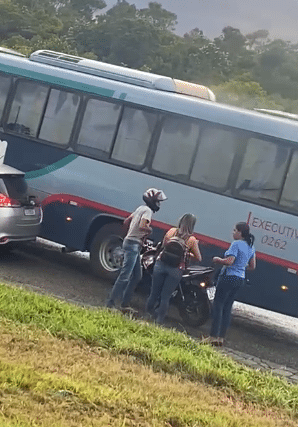 VÍDEO: Bandidos são flagrados roubando moto à mão armada na Via Parafuso