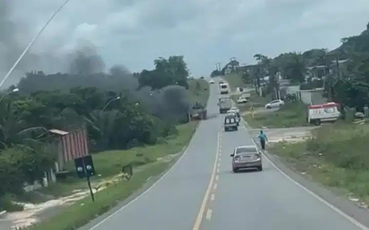 VÍDEO: Carro pega fogo na Via Cascalheira