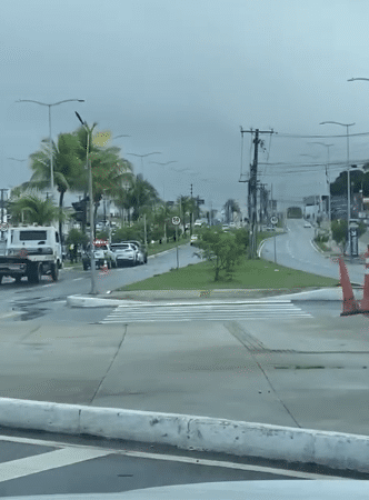 VÍDEO: Chuva provoca engavetamento de carros na Jorge Amado, em Camaçari