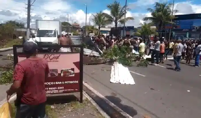 VÍDEO: Manifestantes bloqueiam Estrada do Coco em protesto contra morte de marceneiro