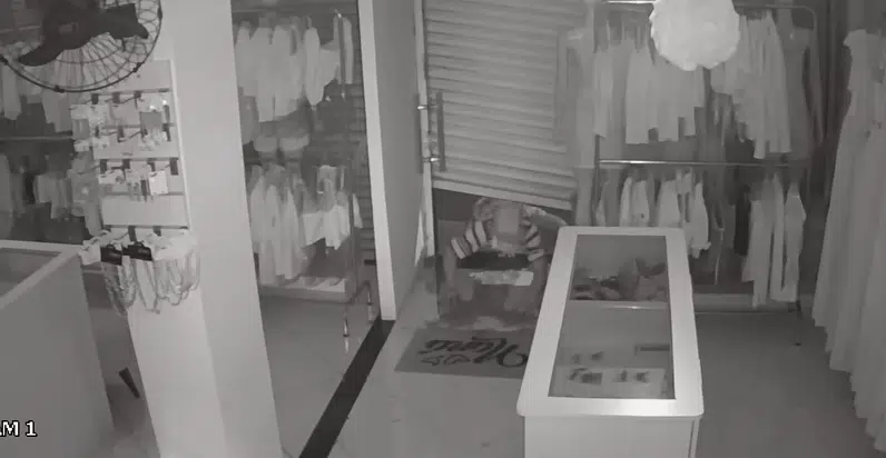 Vídeo mostra momento que loja é arrombada e furtada no bairro da Bomba