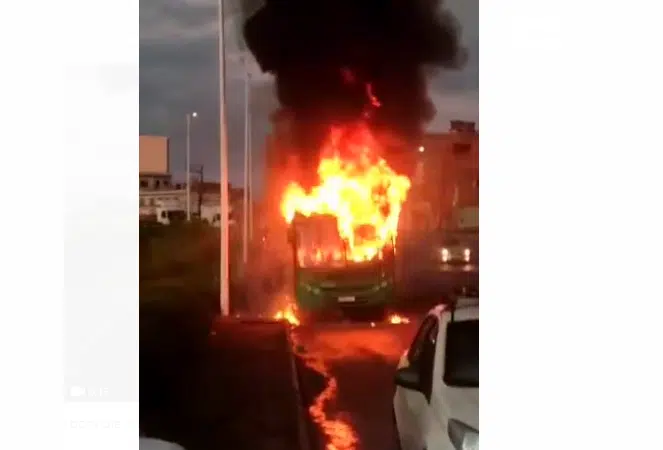 VÍDEO: Ônibus é incendiado em Salvador