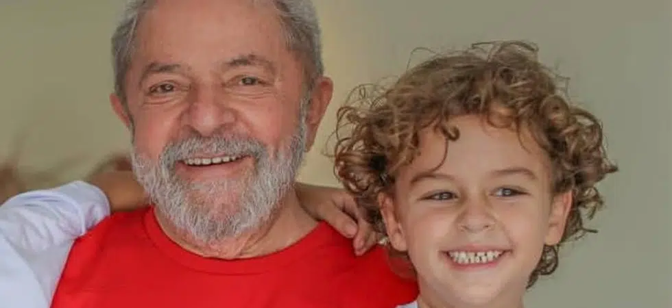 Lula chora com homenagem a neto que morreu quando ele estava preso