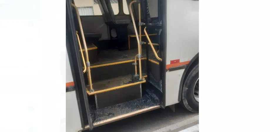 Camaçari: Porta de ônibus escolar estraçalha com alunos dentro após bater em carro de passeio