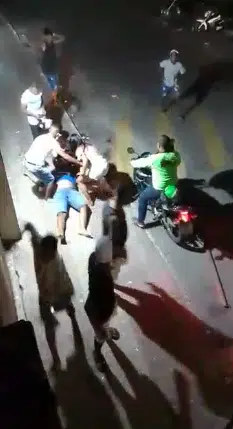 Após briga generalizada, homem atropela outro em festa paredão